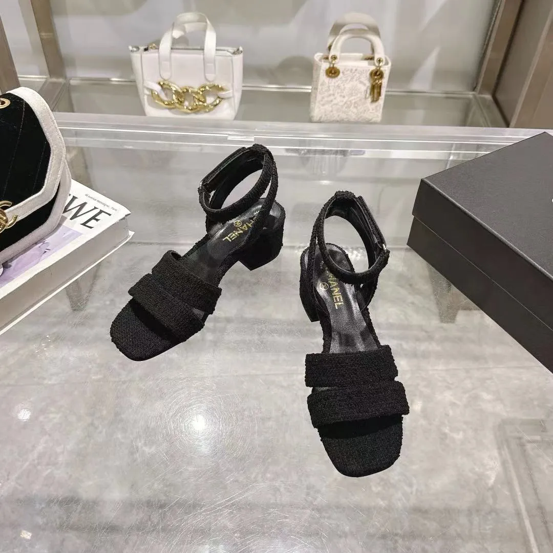 👟👟Ex-factory price 540👟👟 𝐂𝐇𝐀𝐍𝐄𝐋★Xiaoxiang New Spring and Summer Products Counter new sandals, electric embroidery Lingge’s classic elements that will never fade away 💋Showing unique dressing style, too beautiful to say anything, a must-have in summer... Upper: imported sheepskin/knitted fabric Lining: mixed sheepskin Heel height: 5cm Outsole: Italian leather outsole Shoe size: 35-39 (customized items of 40, 41 and 42 are not returnable or exchangeable)